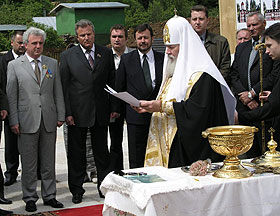 Патриарх Московский и всея Руси Алексий II освятил в пятницу 18 июня закладной камень в основание дома престарелых на территории Преображенского скита в деревне Юдино.