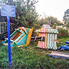 На детской площадке рухнула горка