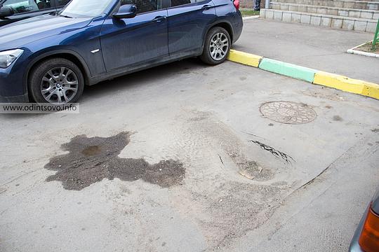 Ямы «крадут» парковочные места, Маковского, 16