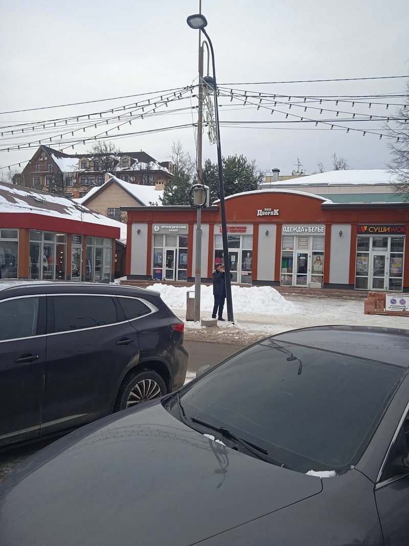 Накренившийся столб, Чиновники не увидели проблемы в накренившемся фонаре в центре Звенигорода