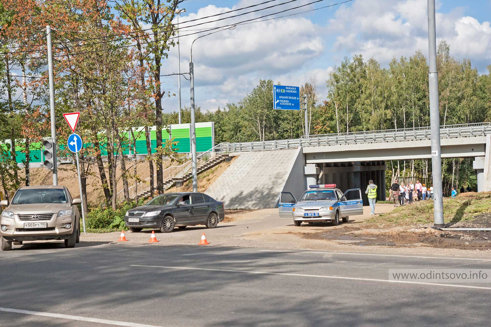 Одинцовский пост. Одинцово Красногорское шоссе 18. Светофор между Новотитаровской и витамином возле ДПС.