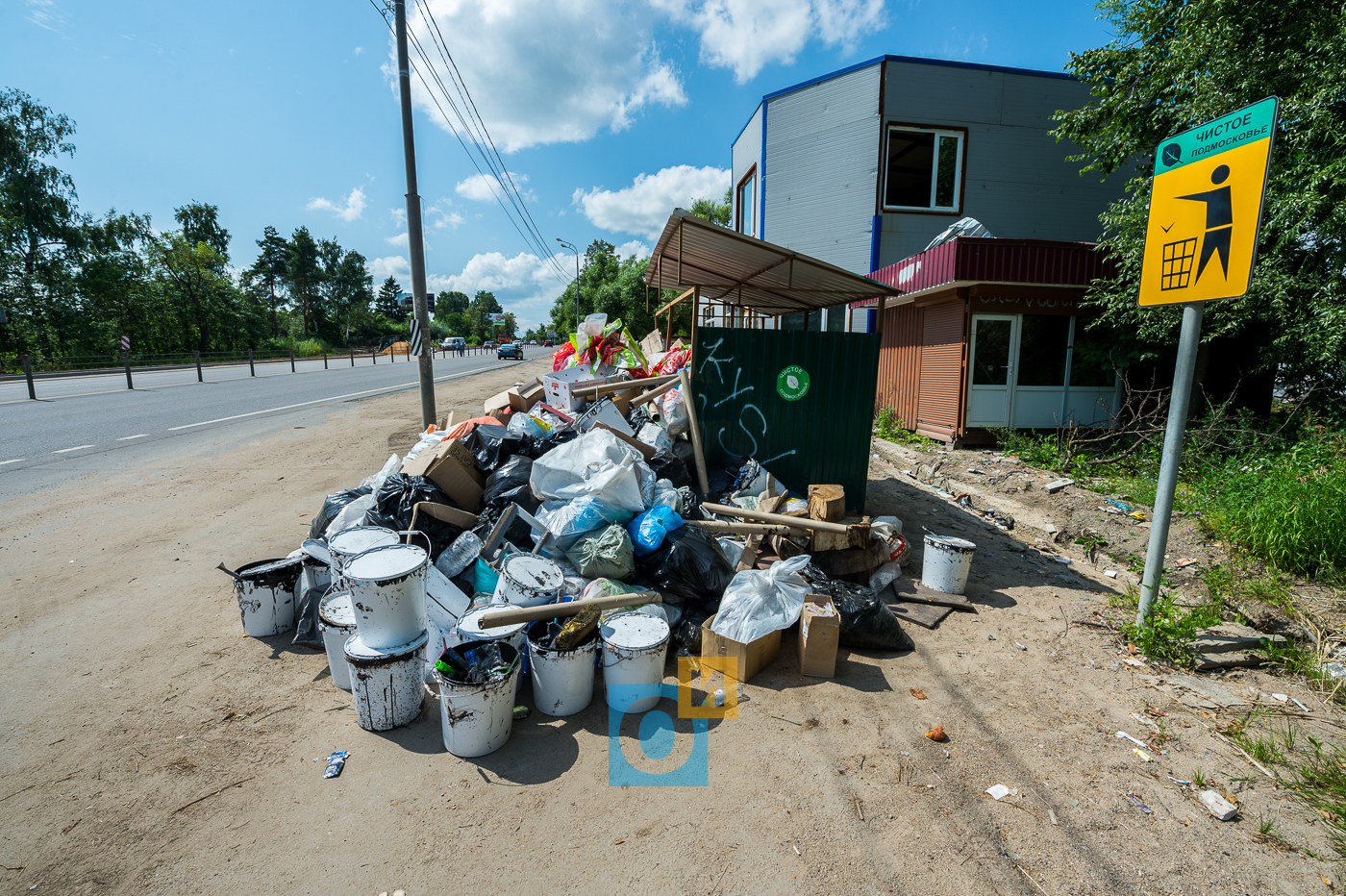 Можайское шоссе село юдино. Свалка мусора у шоссе. Можайск мусорный полигон. Автодор мусор. Сбор мусора Можайское шоссе.