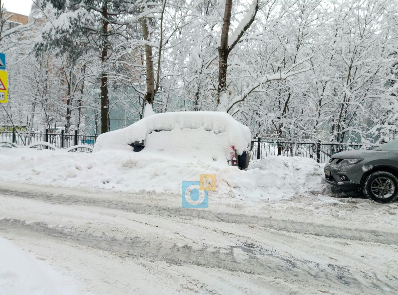 человек убирающий снег в катайске. на кубе выпал снег. снег в краснодаре 2021. крыша заваленная снегом. уаз забрался на сугроб в одинцово.