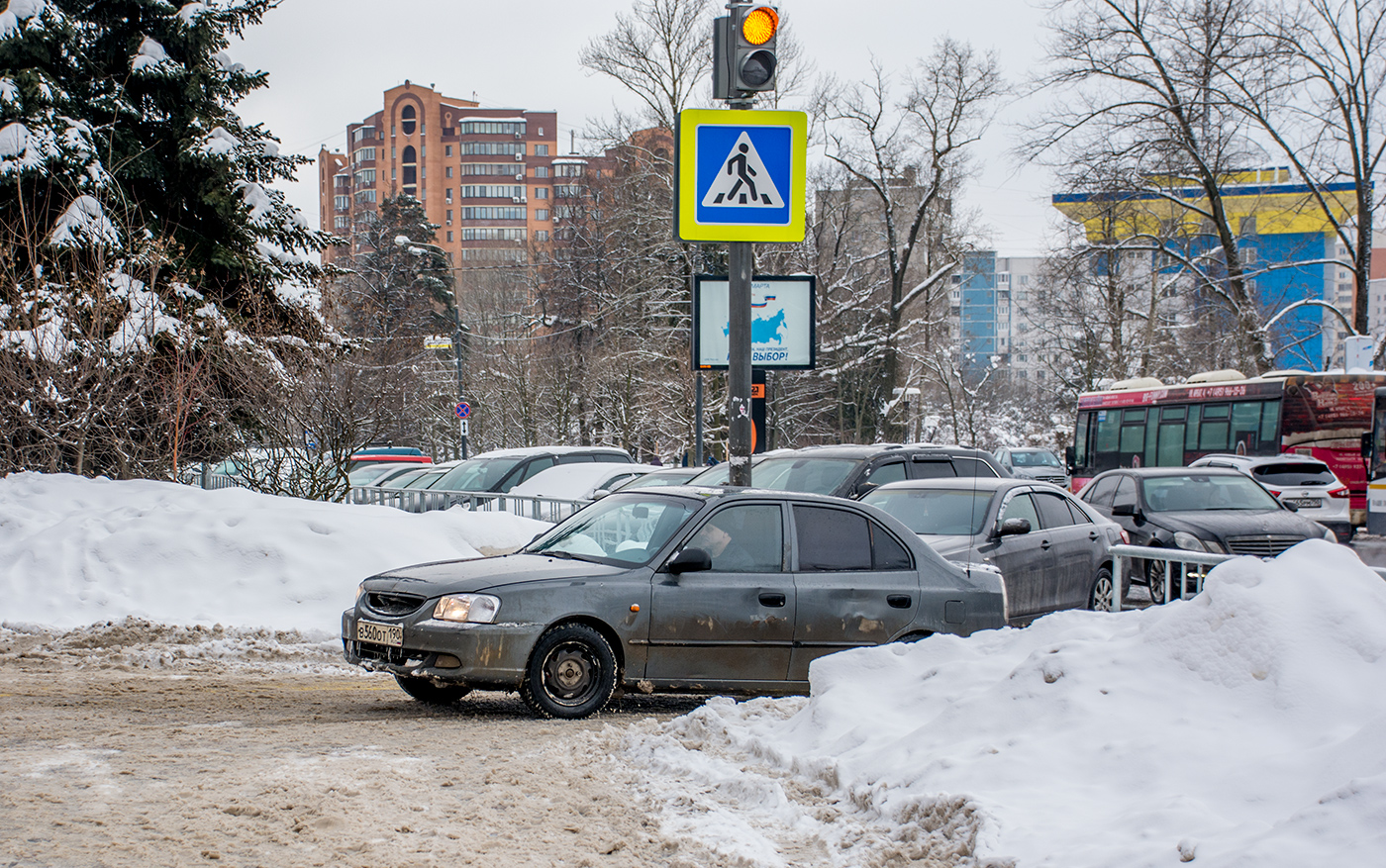 Выехал на тротуар