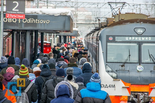 Электрички одинцово. Электричка Одинцово. Вокзал Одинцово 5 путь. Станция Одинцово 2022. Конфликт Любера в Одинцово электричка.