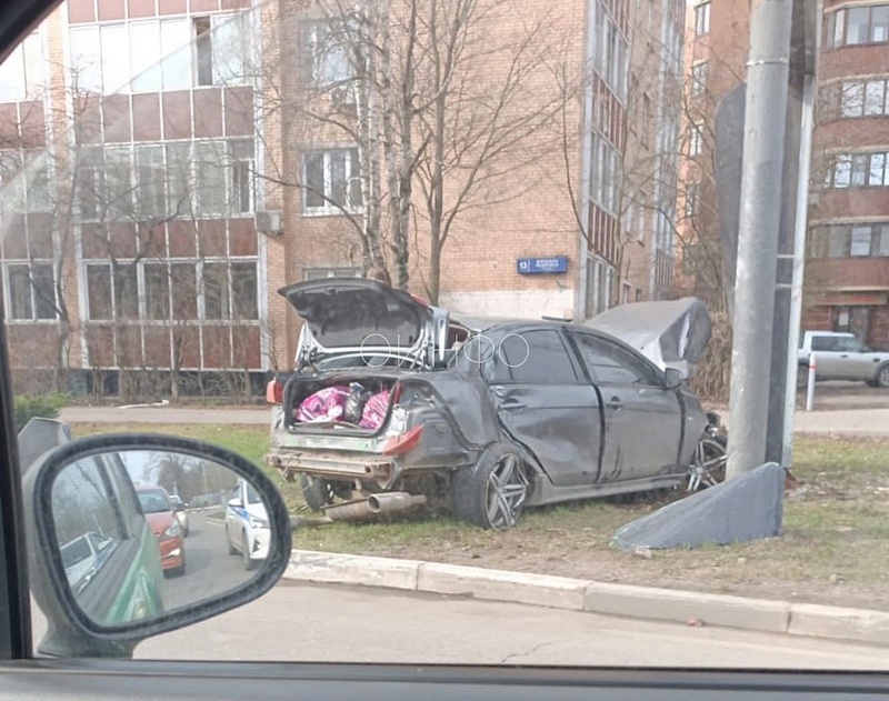 Состояние автомобиля после ДТП, В Одинцово ночной гонщик вылетел на клумбу и врезался в рекламный баннер