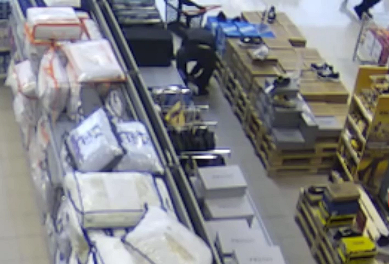 Росгвардейцы задержали мужчину, укравшего кроссовки из гипермаркета в Одинцовском округе, Май